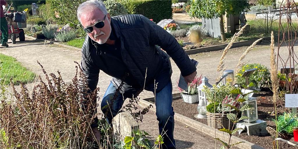 Bürger: „Russischen Friedhof aufwerten - aber auch andere Gedenkstätten in Werne“ Ferdinand Wortmann steht an einem zugewucherten Grab.