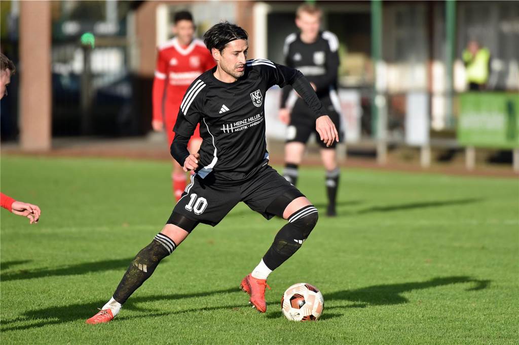 Rafael Figueiredo macht die Zehn voll Auch auf dem Platz will der frühere Oberligaspieler Rafael Figueiredo dem ASC in der kommenden noch helfen.