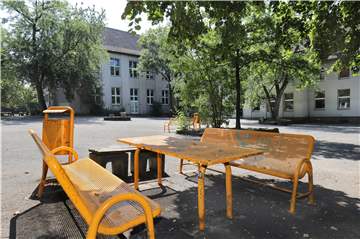Auch auf dem Schulhof des Ernst-Barlach-Gymnasiums treffen sich nachts regelmäßig Jugendliche.
