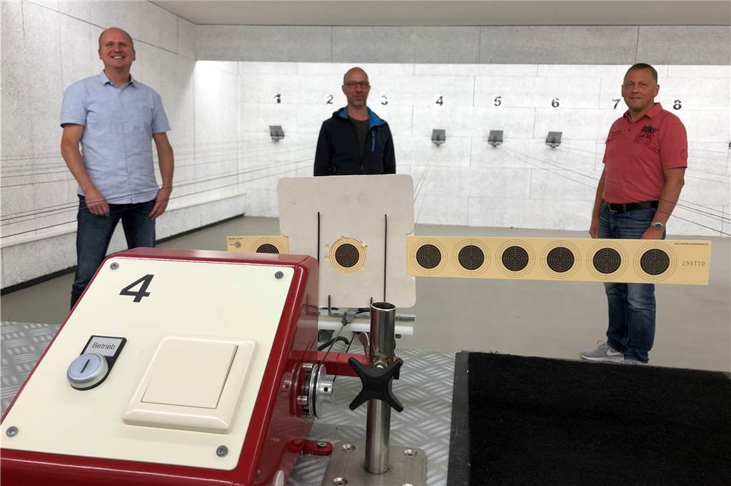 Geldsegen aus Düsseldorf ist für Stadtlohner Schützen ein Volltreffer Auch auf dem Zehn-Meter-Luftgewehrstand soll digitale Technik künftig die alten Seilzüge für die Zielscheiben ersetzen, von links: Stefan Borggreve, Guido Switkowsky und Reinhold Büscher.