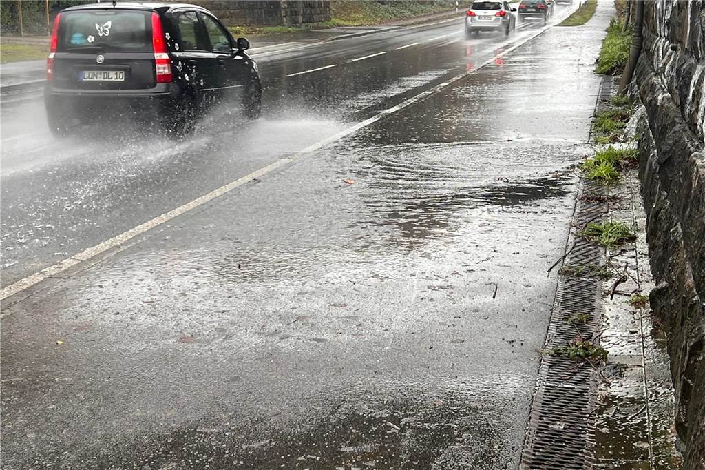 Hochwasser auf der Lippe: Was bedeuteten die Warnstufen? Straßen mit Wasser überflutet