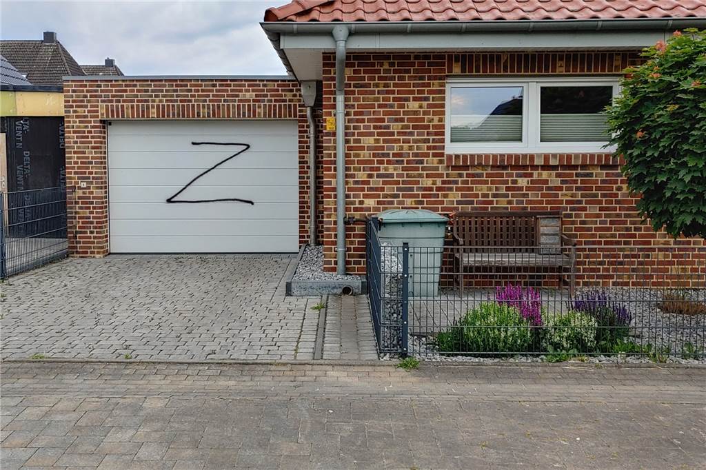 „Z“ auf Haustür und Garage in Selm geschmiert: „Lasse mich nicht einschüchtern“ Auch auf der Garage neben dem Haus wurde eine Schmiererei hinterlassen.