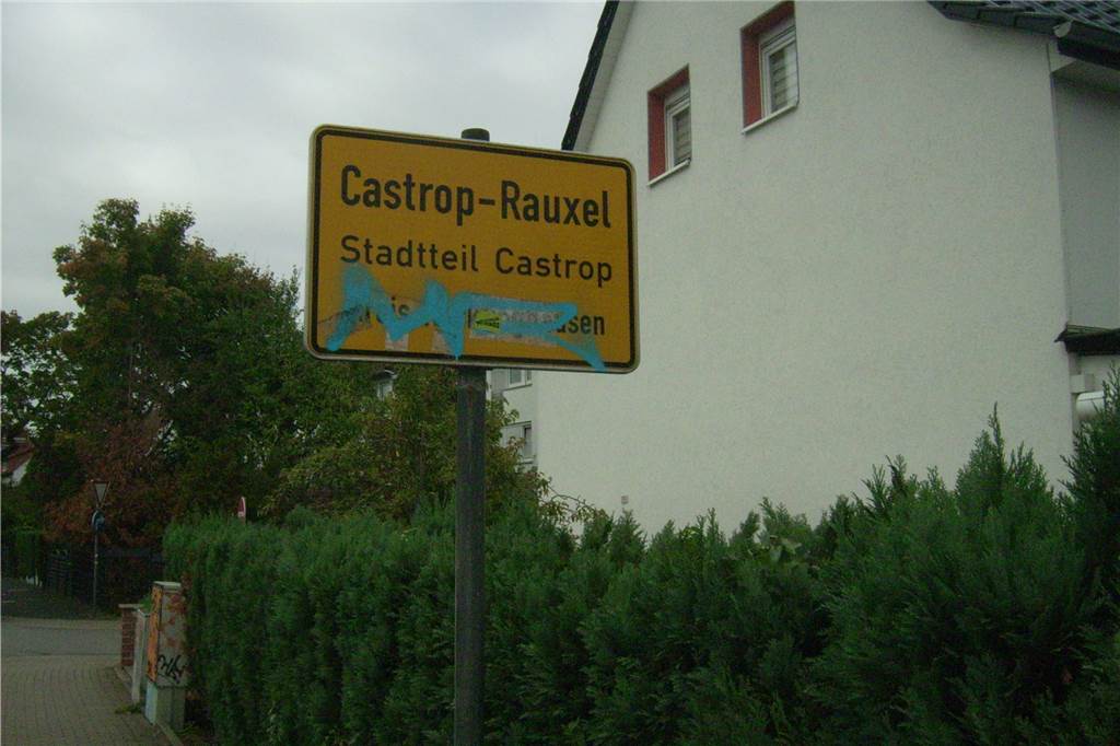 Wenn Rauxel zu Castrop wird: Die Wirren im Castrop-Rauxeler Ortsschilder-Wald Auch auf der Gegenseite der Pallasstraße, in Richtung Westen, weist ein Schild in Rauxel, auf den Stadtteil Castrop hin.
