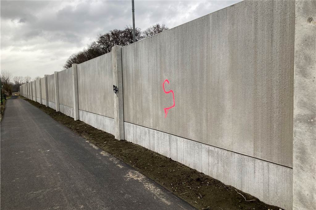 Graffiti ziert neue Lärmschutzwand an B54-Baustelle: Diskussion auf Social Media schweift schnell ab Auch auf der Rückseite haben sich Sprayer mit zwei kleinen Graffitis an der Lärmschutzwand verewigt.