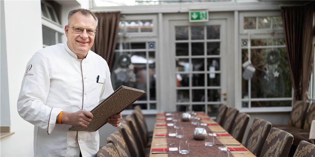 Auch auf der Speisekarte in den Restaurants wird sich was ändern, sagt Günther Overkamp: Nämlich in der ganz rechten Spalte, wo die Preise stehen. Alles wird teurer. Aber er sieht auch positive Effekte.