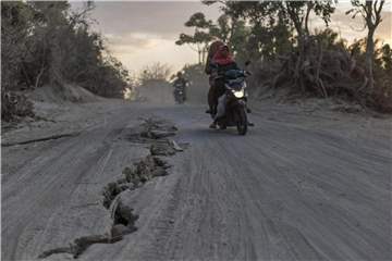 Auch auf der Straße sind die Folgen der verheerenden Erschütterungen zu sehen. Immer und immer wieder bebt auf der indonesischen Ferieninsel Lombok die Erde. Foto: Fauzy Chaniago
