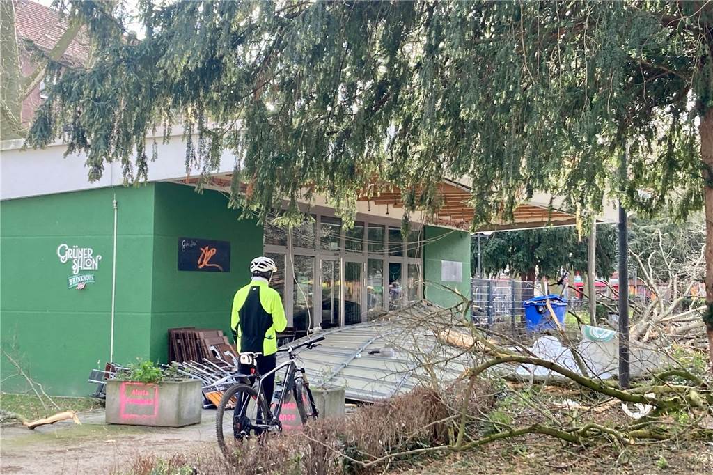 Trümmerfeld statt Café-Terrasse: Dortmunds Nordstadt am Tag nach dem Sturm Auch auf der Terrasse des Grünen Salons hatte der Sturm Spuren hinterlassen.