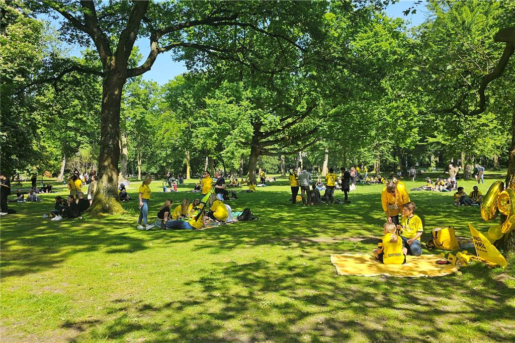 Public Listening im Biergarten: Tor! Oder doch nicht? Auch auf der Westpark-Wiese verfolgten die Fans das Spiel – über Smartphone, Tablet oder Laptop.