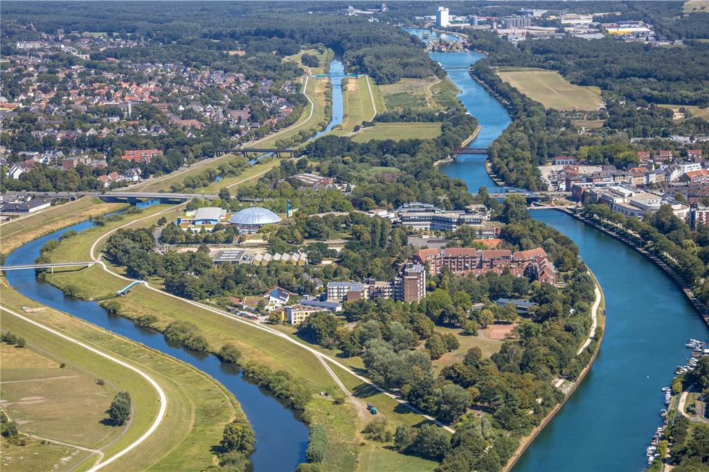 Lippe dunkler als Kanal: Physiker und LANUV haben weitere Erklärungen Auch auf diesem Luftbild erkennt man einen leichten Unterschied in der Färbung von Kanal und Lippe, auch wenn die Spiegelung des Himmels den Unterschied abschwächt.