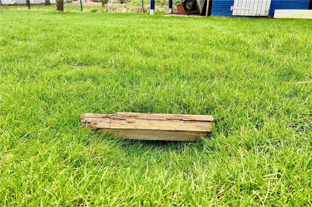 Plötzliche Tagesbrüche in Wohngegend in Persebeck sorgen für Unruhe Eine weitere Delle im Rasen.