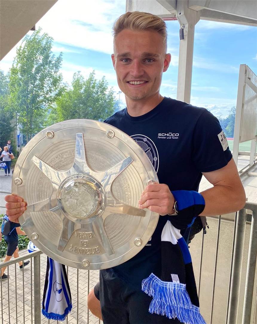 Amos Pieper wird für seine sportlichen Leistungen vom Kreissportbund Coesfeld ausgezeichnet Auch aufgrund der Zweitliga-Meisterschaft wurde Amos Pieper vom KSB Coesfeld ausgezeichnet.
