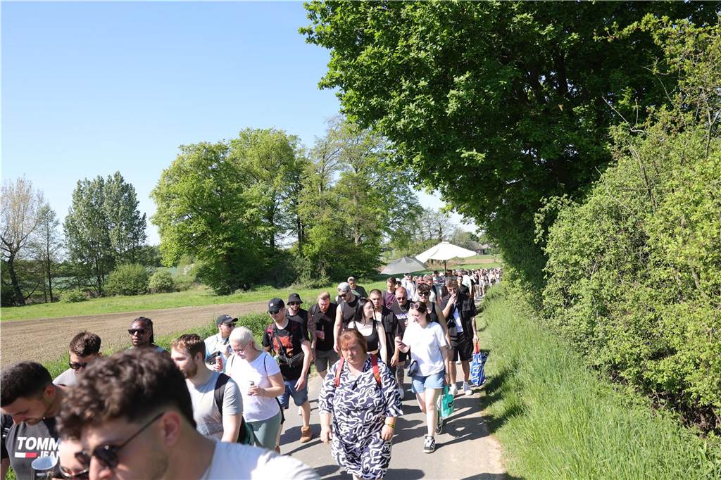 Tausende feiern den 1. Mai: Kreative Wagen, weite Anreisen und beste Laune Feiernde auf dem Weg