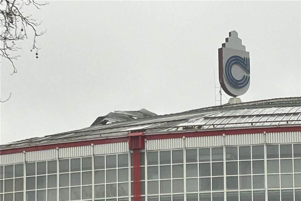 Sturmschäden an Dortmunder Westfalenhalle: Windböen deckten Dach ab Auch aus der Ferne sind die Schäden am Dach der Halle zu sehen.