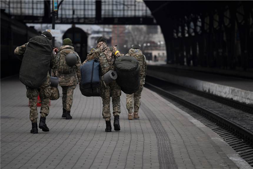 Verteidigung der Ukraine: Warum sich auch Deutsche als Freiwillige melden Auch aus Deutschland reisen Freiwillige in die Ukraine, um gegen das russische Militär zu kämpfen.