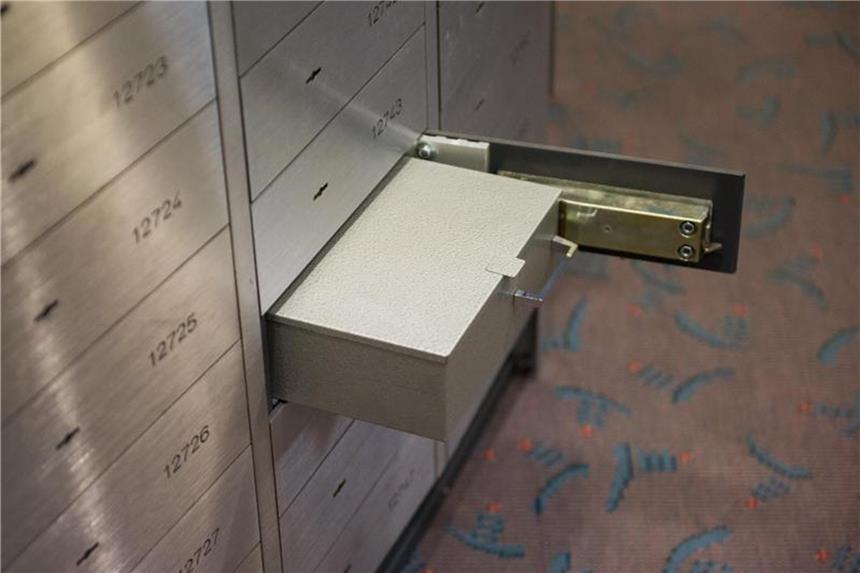 Versicherungsschutz für Bankschließfach reicht oft nicht Auch aus einem Bankschließfach kann mal etwas abhanden kommen. Dann ist ein guter Versicherungsschutz wichtig. Foto: Daniel Reinhardt/Symbolbild