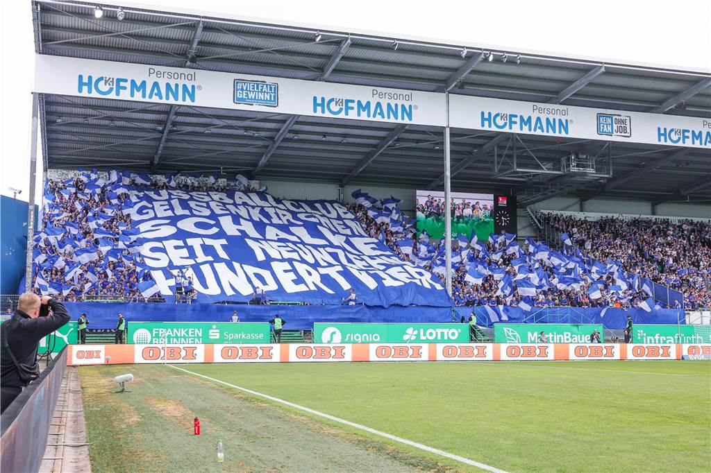 So sieht die neue 2. Liga aus: Auch auswärts - wie hier in Fürth - ist die Unterstützung für Schalkes Mannschaft groß.