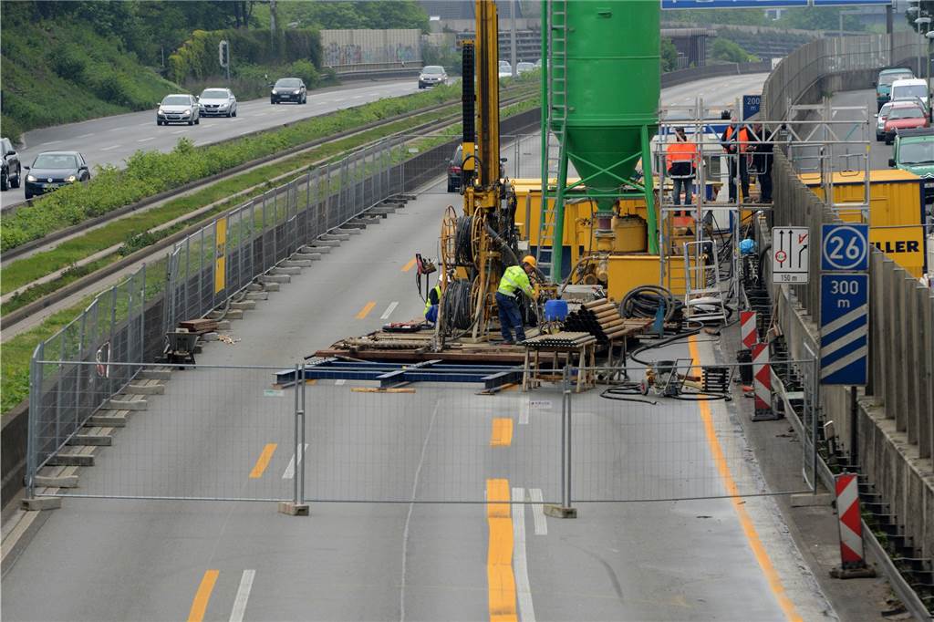 Auch Autobahnen - hier die A40 bei Essen - werden immer wieder wegen entdeckter Hohlräume gesperrt.