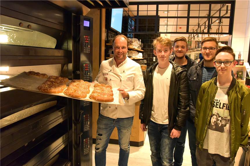 Auch Bäckerei-Chef Wilhelm Kanne (l.), hier bei einer früheren Nacht der Ausbildung, ist diesmal wieder mit dabei.