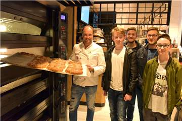Auch Bäckerei-Chef Wilhelm Kanne (l.), hier bei einer früheren Nacht der Ausbildung, ist diesmal wieder mit dabei.