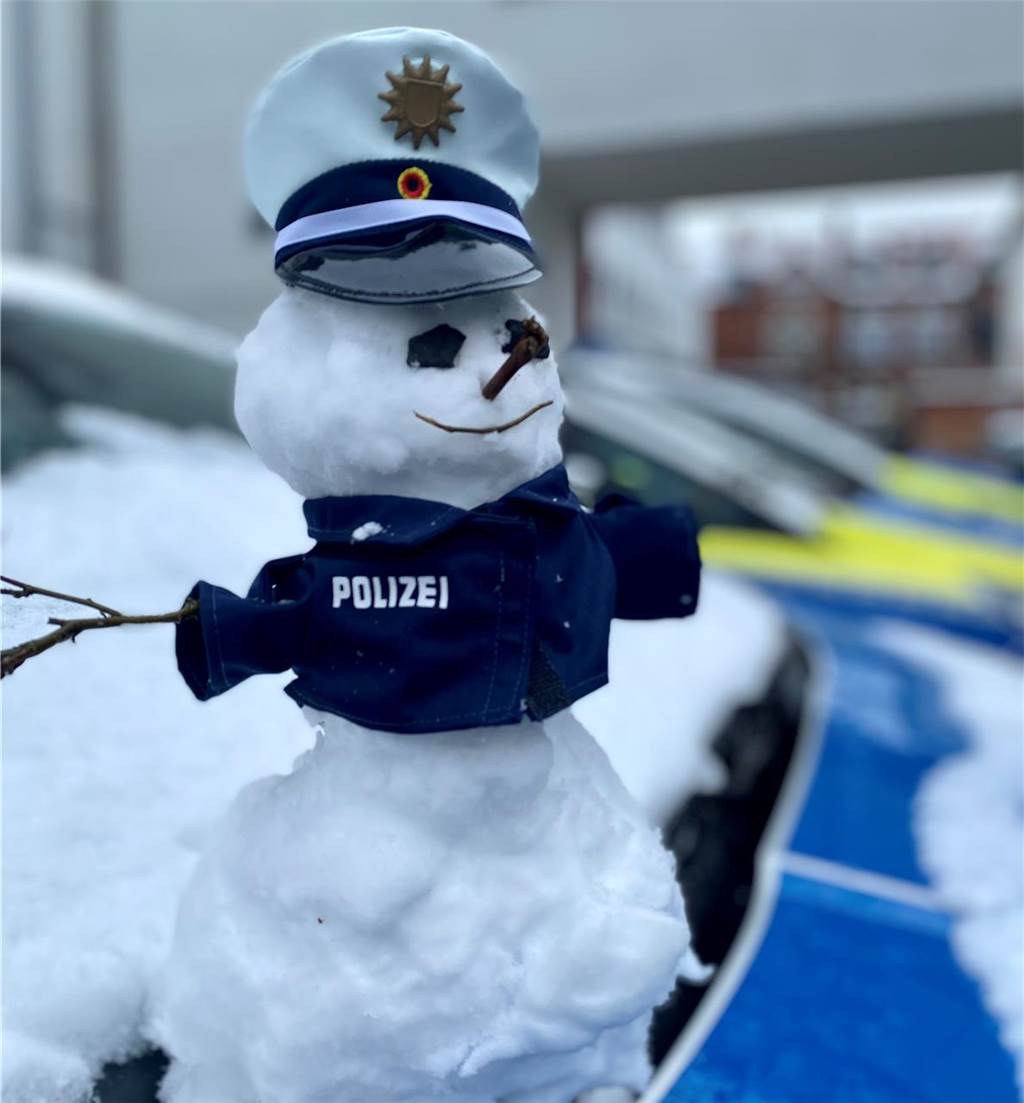 Auch die Unnaer Polizei hat es sich nicht nehmen lassen und einen kleinen Schneemann gebaut - sogar passend angezogen.