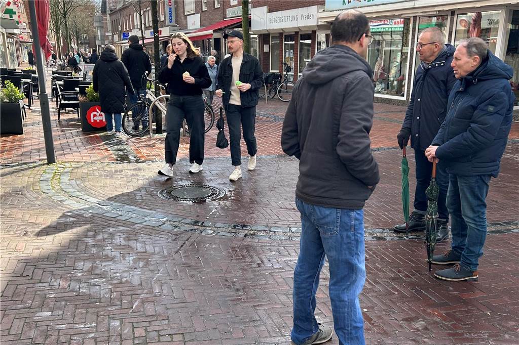 Regen vor dem Osterwochenende: Vredener Heimattag fällt ins Wasser Auch bei dem nasskalten Wetter ließen sich einige Gäste am Sonntag in der Vredener Innenstadt ein Eis beim Schlendern schmecken.