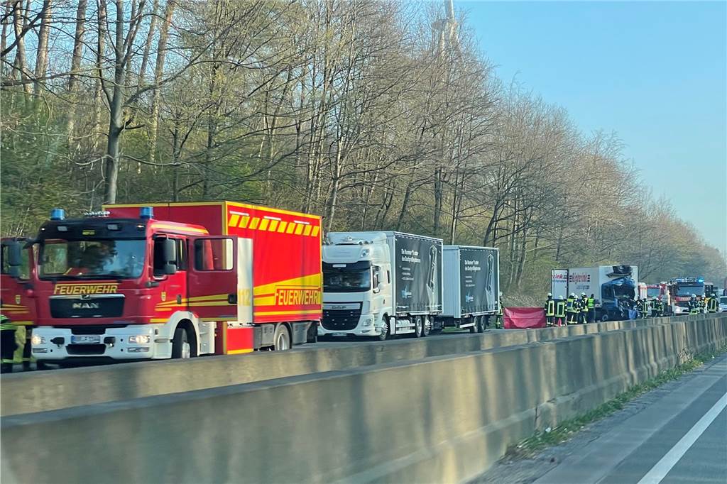 Unfälle auf Autobahnen: Lkw und Pkw ausgebrannt, Lkw-Fahrer sterben Auch bei dem Unfall auf der A 2 ist ein Lkw-Fahrer verstorben.