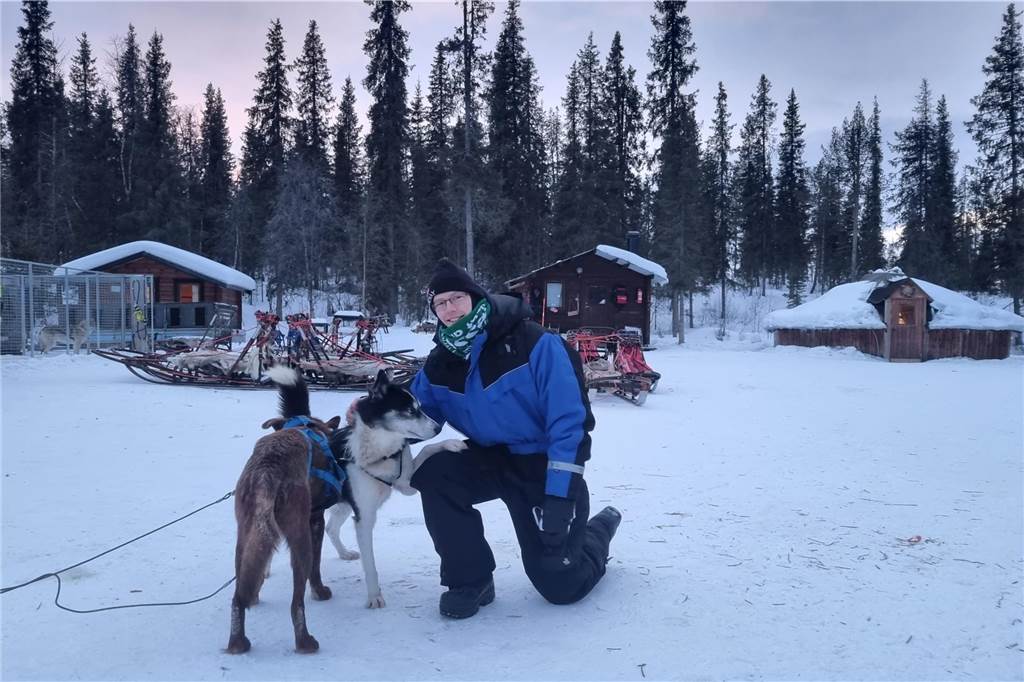 Calvin reist mit Haltern-Schal durch Lappland: „Hat mich stets warm gehalten“ Calvin vor einem Hundeschlitten.
