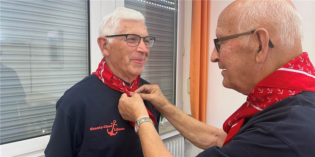 Trotz weitem Weg zum Meer: Warum ein Lüner Chor Seemannslieder singt Auch bei der Probe muss bei den Männern des Lüner Shanty-Chors alles perfekt sitzen. Kassierer Siegfried Müller richtet das Halstuch von Sänger Oskar Ziegeldorf.