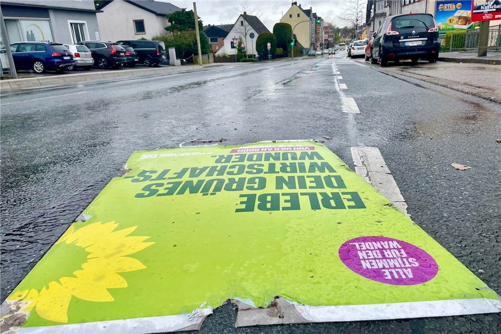 Keine rassistisch motivierte Tat: Warum die Plakate der Grünen von den Laternen fallen Auch bei diesem Plakat ist gut zu sehen, dass die „Rissstellen“ sich genau dort befinden, wo es mit einem Kabelbinder befestigt war.