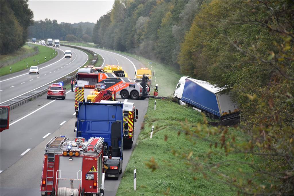 Einsätze auf A31: Wenn der Löschzug Heek trotz Blaulicht links überholt wird Auch bei diesem Unfall im Oktober, auf Höhe der Autobahnbrücke der L570, musste der Löschzug Heek ausrücken.
