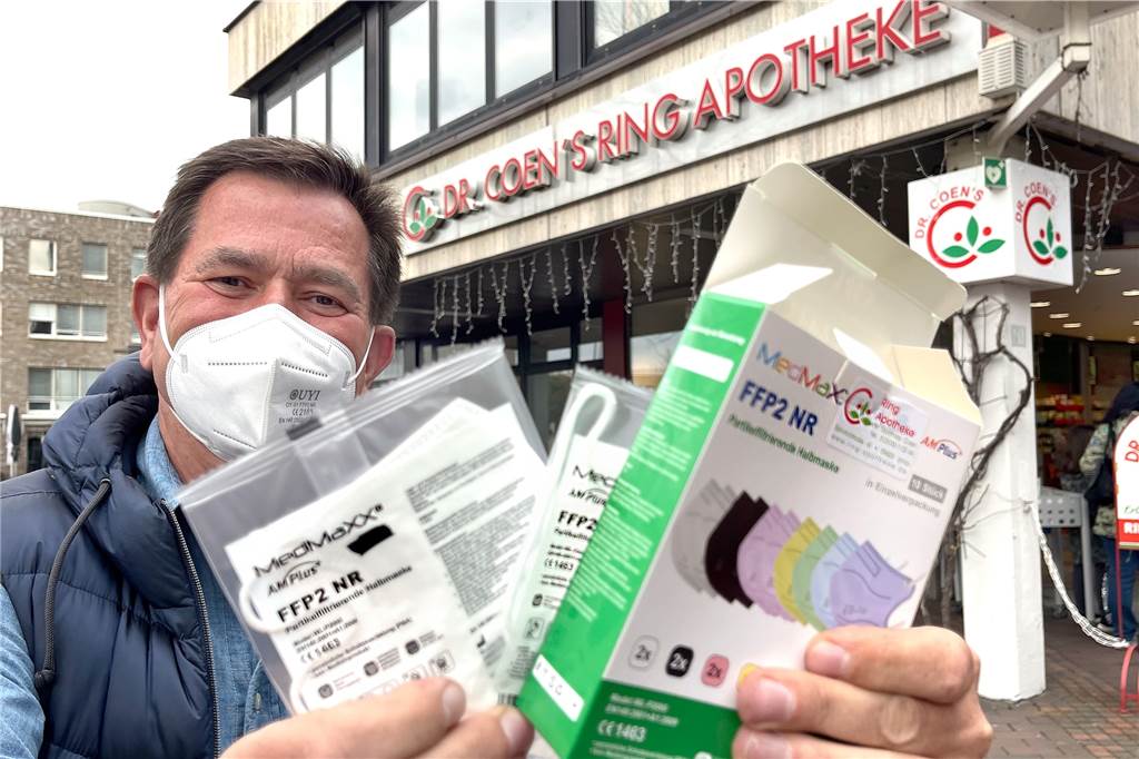 Auch bei Dr. Matthias Coen von der Ring Apotheke in Unna liegen Masken im Regal, die als für Kinder oder „kids“ ausgezeichnet sind. Weil es aber keine Kinder-FFP2-Masken gibt, dürfen sie mit diesem Zusatz nicht verkauft werden.
