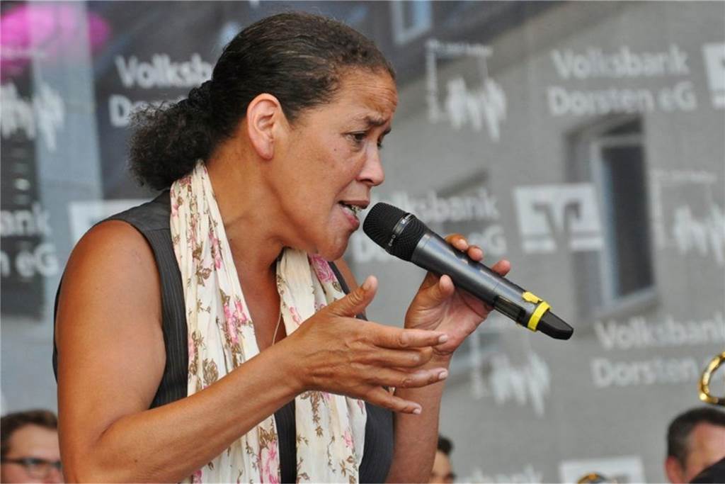 Riesen-Endspurt: 25 Projekte beim Dorstener Kultursommer dabei Auch bei früheren Kultursommern auf dem Dorstener Marktplatz standen bisweilen aus Dorsten stammende Künstler im Fokus: hier die Sängerin Romy Camerun, die mit der Big Band Dorsten auftrat.