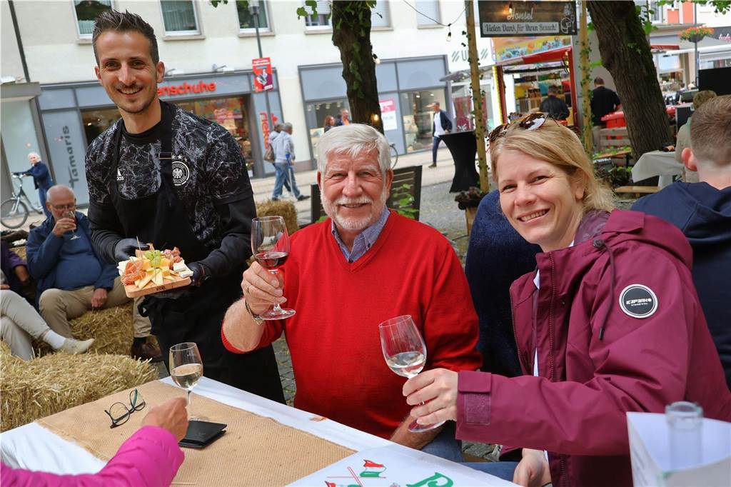 Trotz des Wetters: Gute Stimmung und volle Innenstadt beim Altstadtfest Auch bei Honsels Wein- und Käsemarkt ließen es sich die Gäste gutgehen.