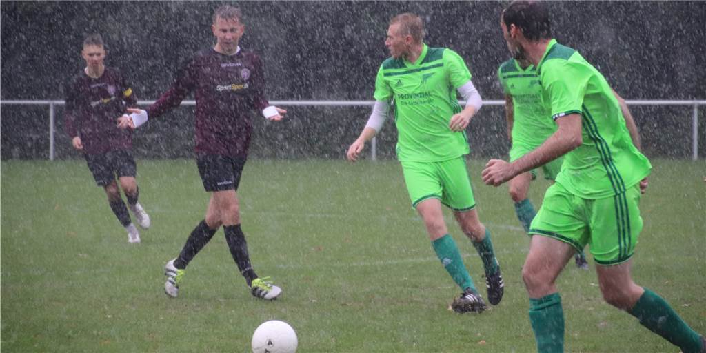 SV Bausenhagen verschießt nach 0:2-Rückstand gegen den SSV Mühlhausen den Elfmeter zum Sieg Auch bei prasselndem Regen rollt der Ball in Bausenhagen. Die Gastgeber empfangen den punktgleichen SSV Mühlhausen.