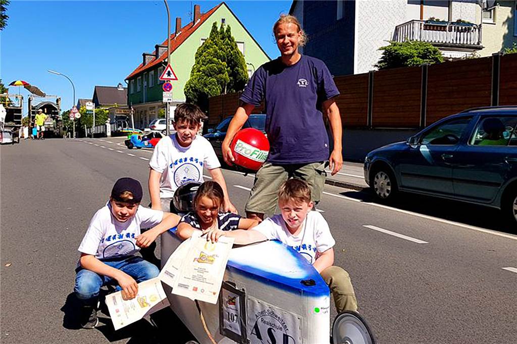 Corona und Schulsozialarbeit: „Feelgood-Manager“ für Schüler und Eltern Auch bei Projekten außerhalb des Unterrichts ist Sven Eeckhout ein bekanntes Gesicht der ASR. Er begleitet etwa das Seifenkisten-Team bei den Rennen der "Formel Respekt" oder vertritt die Schule unter anderem im Netzwerk gegen Rechts oder im Arbeitskreis Begegnung in Nette.