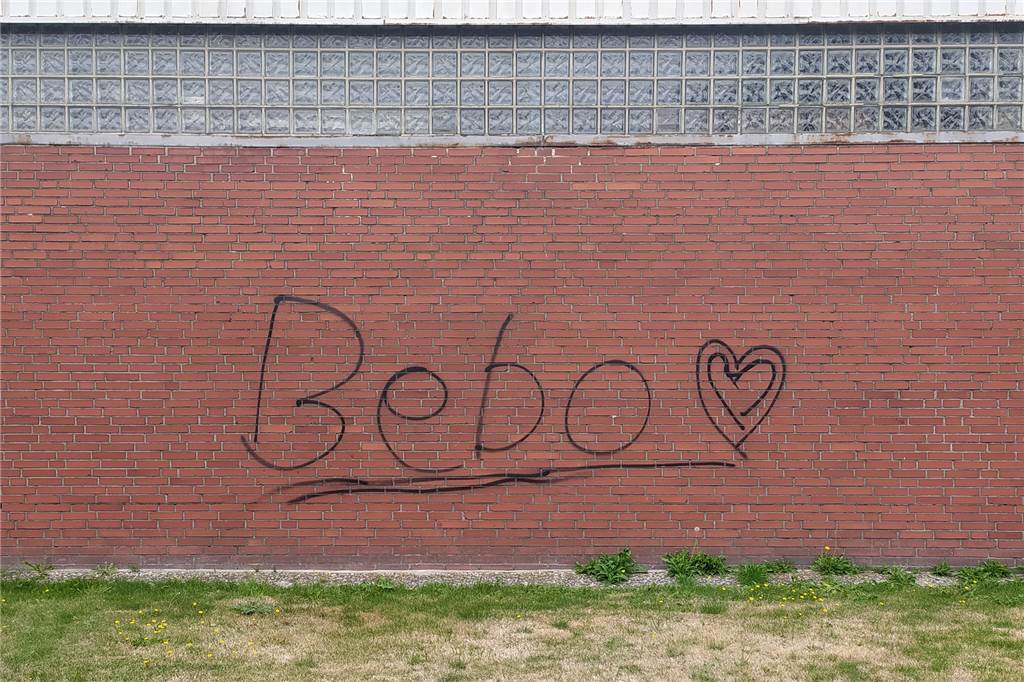 Rolf Linker ärgert sich: Sein Haus und noch andere mit Graffiti besprüht Schriftzug "Bebo" auf rotem Backstein