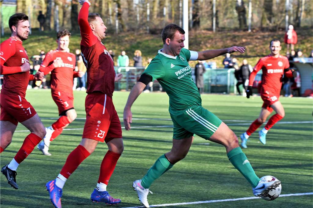 Teamplayer mit 31 Treffern: Christoph Platzek und das Kollektiv des TSV Raesfeld Christoph Platzek beim Torschuss