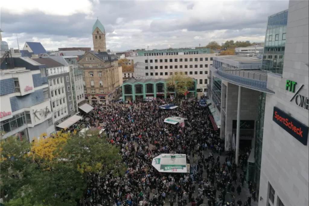 Alter Markt-Gastronomen hoffen auf Fan-Fest zum BVB-Halbfinale Auch beim Champions-League-Spiel gegen Newcastle war der Alte Markt zum Fan-Fest gut gefüllt.