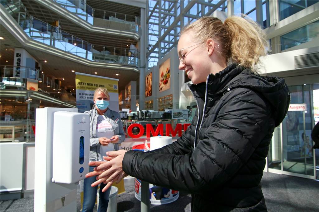 Zum Möbelkauf gibt‘s einen Gratis-Mundschutz per Pinzette gereicht Auch beim Einrichtungs-Centrum Ostermann gilt: Vor dem Betreten des Landenlokals die Hände desinfizieren!