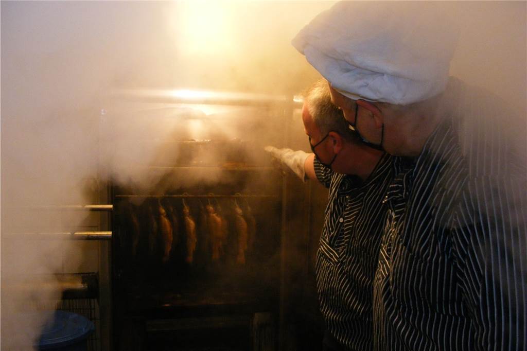 „80-Euro-Waldi“ als Promi-Praktikant im Angelparadies Zwillbrock Auch beim fischigen Gold aus dem Räucherofen durfte Praktikant Waldi (r.) seinem Chef Andreas Kleinhaus (l.) zur Hand gehen.