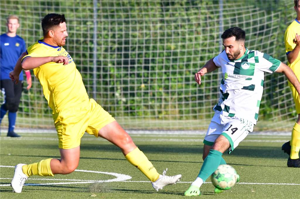Spieler vom SV Stockum für zwei Spiele gesperrt Ali Altintas (r.) vom SV Stockum am Ball. Von links kommt ein Spieler vom SV Herbern mit ausgestrecktem Bein.