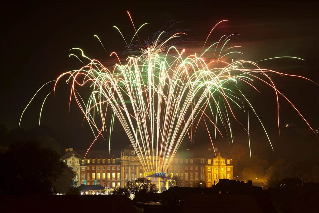 Send Münster 2023: Was Besucher zur Kirmes im Sommer wissen müssen Feuerwerk erhellt während des Send in Münster den Himmel über dem Schlossplatz.
