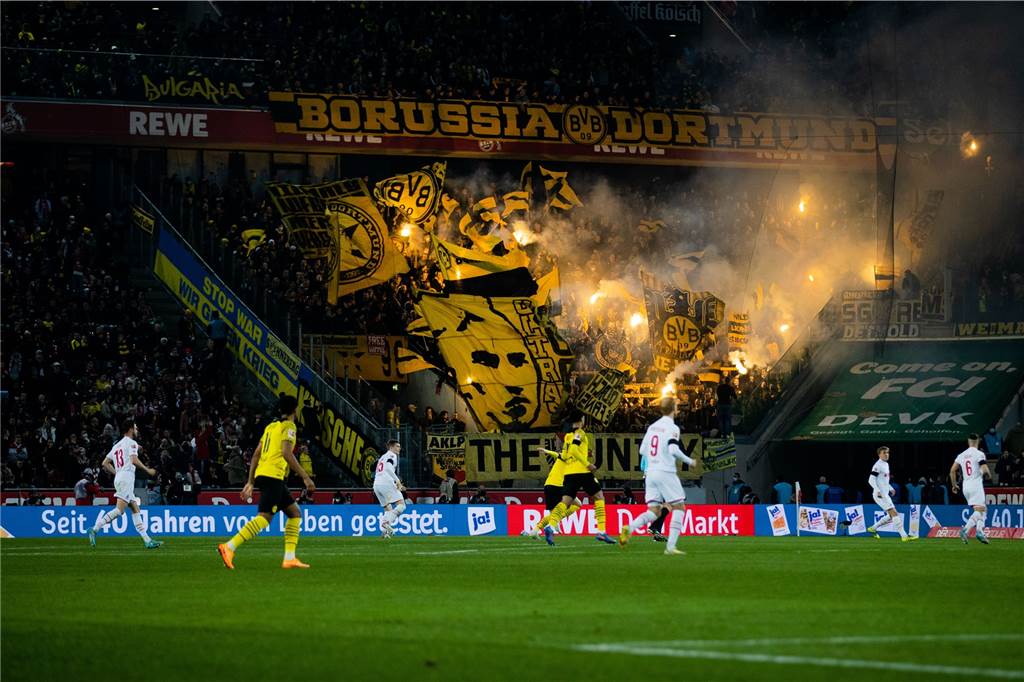 BVB-Fans zünden massiv Pyrotechnik – Ankündigung der Polizei wirft Fragen auf Auch beim Spiel in Köln wurde im BVB-Fanblock Pyrotechnik abgebrannt.