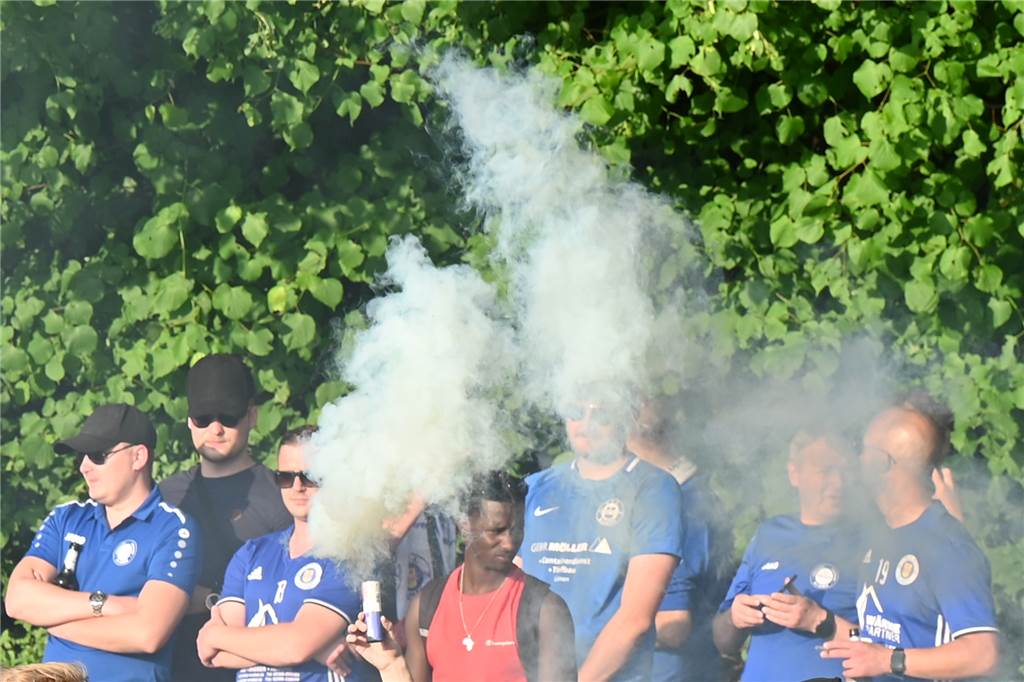 Illegaler Pyro-Einsatz und weniger Zuschauer als erwartet: FC Pelkum zieht Aufstiegsspiel-Fazit Auch beim VfL wurde nach dem Spiel gezündet. Die Fans hatten sogar eine Feuerwerk-Batterie am Start.