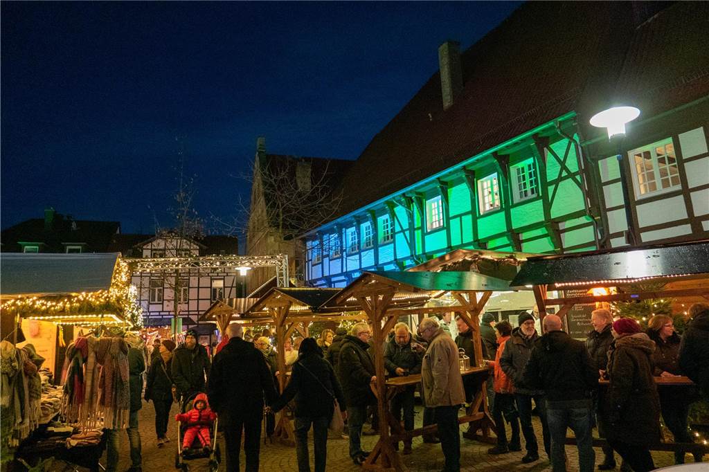 Drei verkaufsoffene Sonntage für 2023 geplant Menschen stehen auf dem Weihnachtsmarkt.