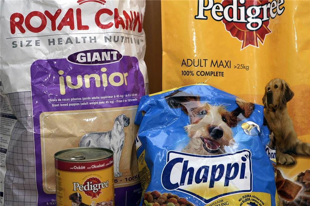 Preiskrieg: Mars und Miracoli Mangelware in Castrop-Rauxeler Supermärkten Packungen der Tierfuttermarken von Pedrigree, Chappi und Royal Canin.