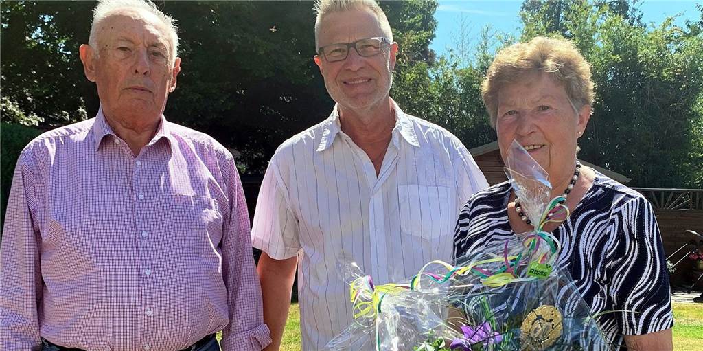 60 Jahre verheiratet: Dortmunder Paar verrät das Geheimnis seiner langen Liebe Bezirksbürgermeister Axel Kunstmann mit Helga und Harry Baier, die Diamantene Hochzeit feierten