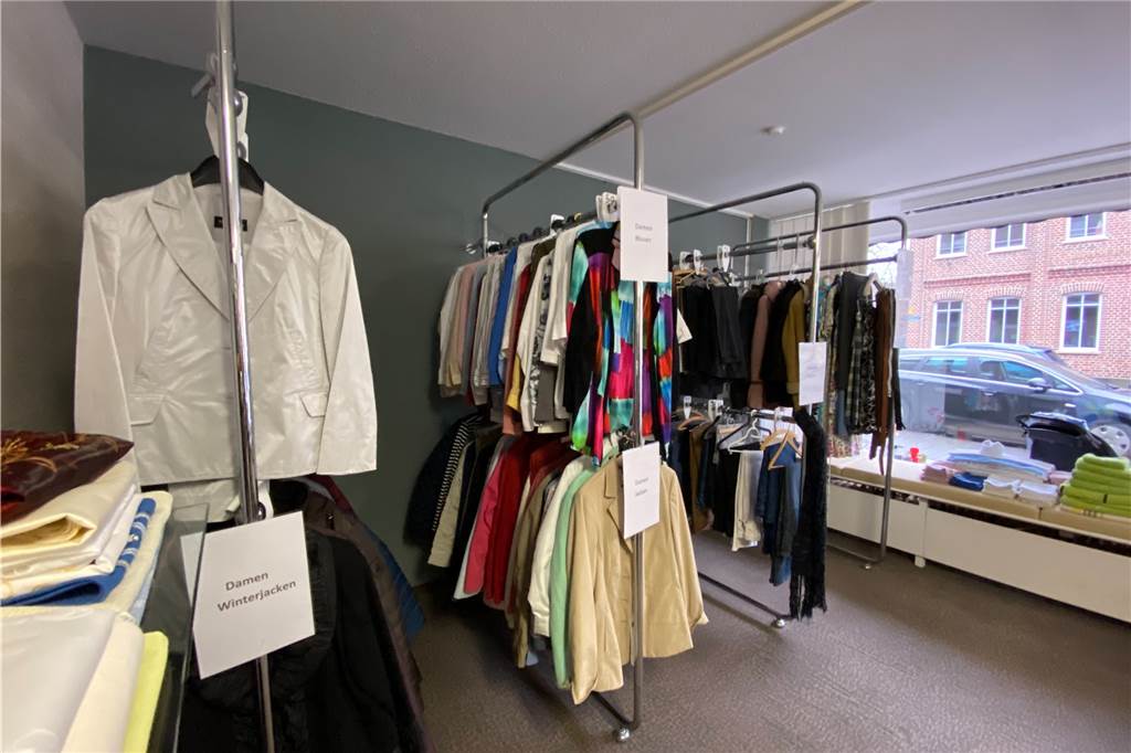 Nach zwei Jahren: Sozialkaufhaus ist zurück in Herbern - Bedarf ist groß Auch Blazer und andere Textilien gehören zum Sortiment.