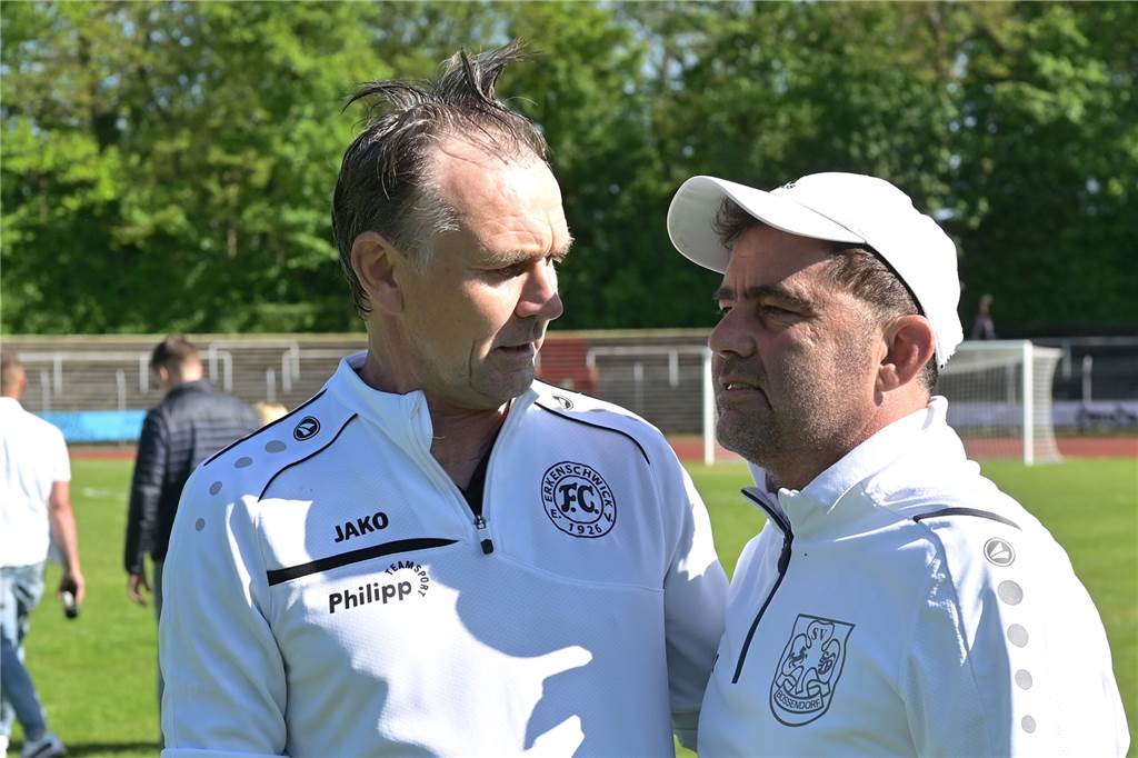 FC 26 macht gegen Bossendorf alles klar, doch die Aufstiegsfreude ist getrübt Auch Bossendorfs Trainer Thomas Joachim (r.) gratulierte Andreas Klemm und dem FC 26 zum Aufstieg.