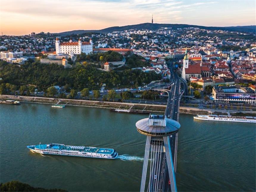 Eine Flusskreuzfahrt auf der Donau Auch Bratislava, die Hauptstadt der Slowakei, kann auf einer Donaukreuzfahrt erkundet werden. Foto: Bratislava Tourist Board/dpa